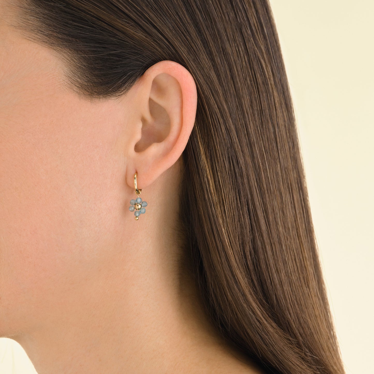 Boucle d'oreille fleur bleue