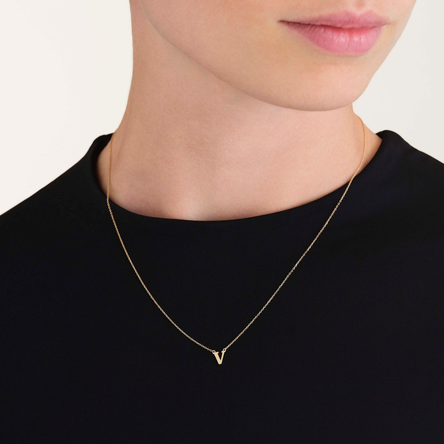 Collier Initiale V